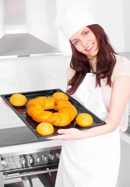 Ekmek pişirme kadın — Stok fotoğraf