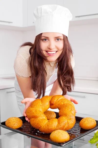 Woman baking bread — Stock Photo, Image