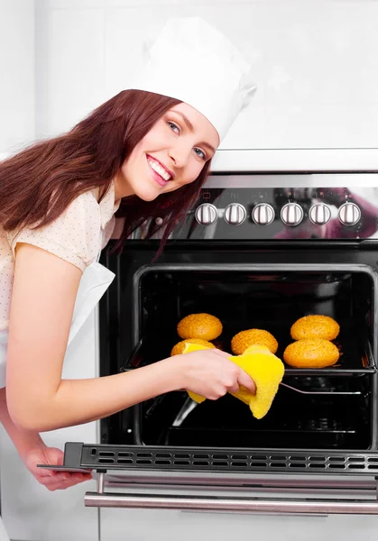 Mooie Jonge Vrouw Bakken Brood Keuken — Stockfoto