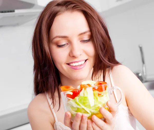 サラダを食べる女 — ストック写真