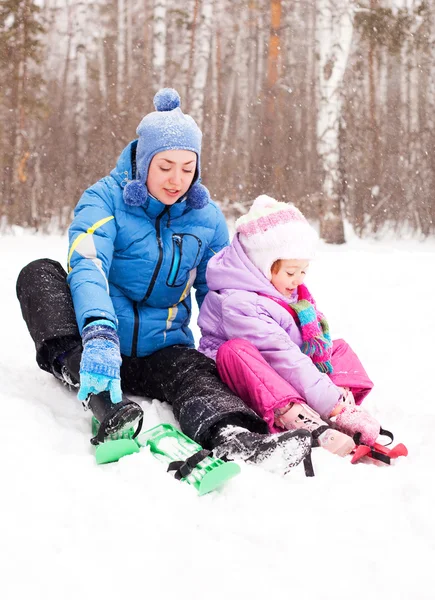 幸せな家族 若い母親と娘のスキーと冬の公園 子供にフォーカスで楽しんで — ストック写真