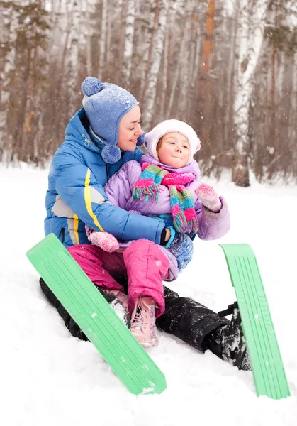 母亲和女儿去滑雪 — 图库照片