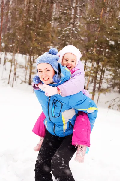幸せな家族 若い母親と娘の冬公園 子供にフォーカスで楽しんで — ストック写真