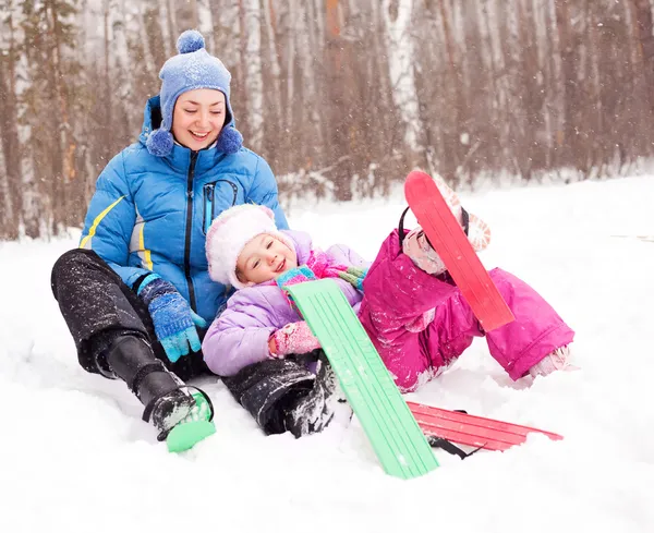 Moeder en dochter skiën — Stockfoto