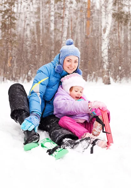 幸せな家族 若い母親と娘のスキーと冬の公園で楽しんで — ストック写真