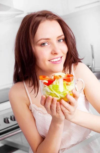 Mooie Jonge Vrouw Salade Eten Keuken Thuis Rechtenvrije Stockfoto's