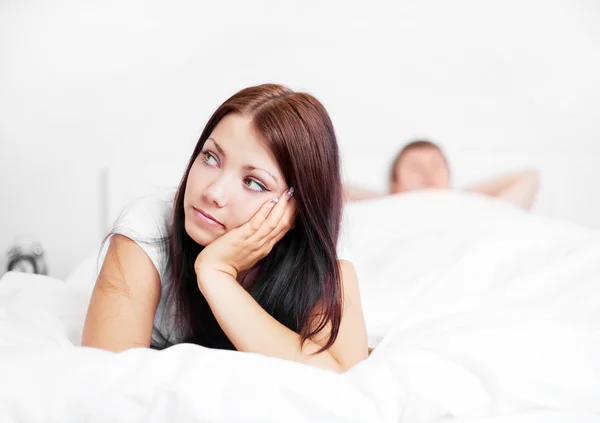 年轻的女人和男人在床上在家里 注重女人的关系中有问题 — 图库照片