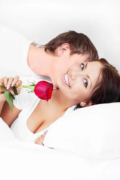Νεαρός Άνδρας Φιλιά Όμορφη Κοπέλα Και Δίνοντας Της Ένα Τριαντάφυλλο — Φωτογραφία Αρχείου