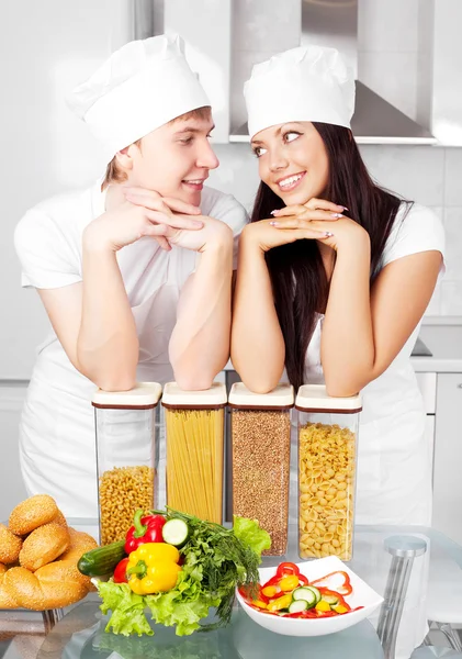 Dva Šťastné Mladí Kuchaři Lásce Kuchyni — Stock fotografie