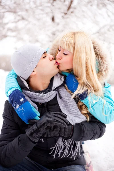 Gelukkige Jonge Mooie Paar Een Wandeling Winter Park Focus Vrouw — Stockfoto