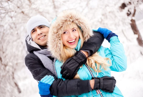 Glada Unga Vackra Par Med Promenad Vinterparken Fokus Man — Stockfoto
