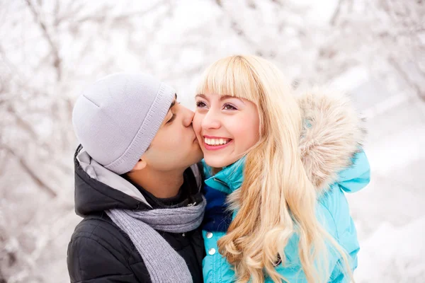 Feliz beijo casal — Fotografia de Stock
