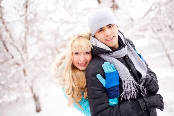 Glada Unga Vackra Par Med Promenad Vinterparken Fokus Man — Stockfoto