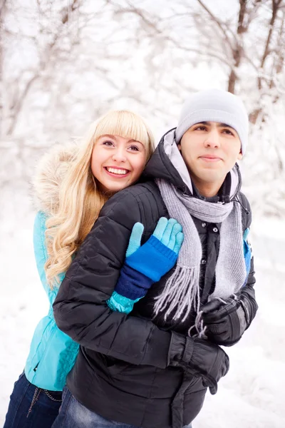 Šťastný Mladý Krásný Pár Procházka Zimě Park Zaměřením Ženy — Stock fotografie