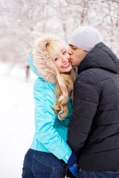 Glada Unga Vackra Par Med Promenad Vinterparken Med Fokus Kvinnan — Stockfoto