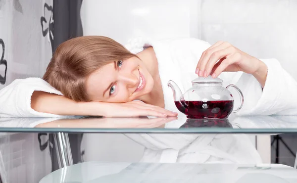 Mooie Gelukkig Jonge Vrouw Drinken Tea Thuis Ochtend — Stockfoto
