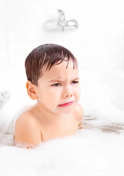 Descontento Infeliz Niño Cuatro Años Tomando Baño Con Espuma — Foto de Stock