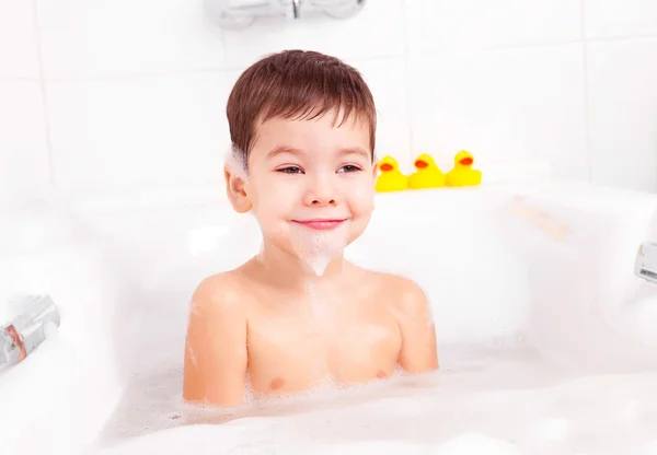 Χαριτωμένο Τεσσάρων Χρονών Αγόρι Χαλαρωτικό Μπάνιο Αφρό — Φωτογραφία Αρχείου