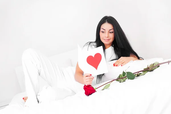 Hermosa Mujer Morena Casa Día San Valentín Leyendo Una Tarjeta — Foto de Stock