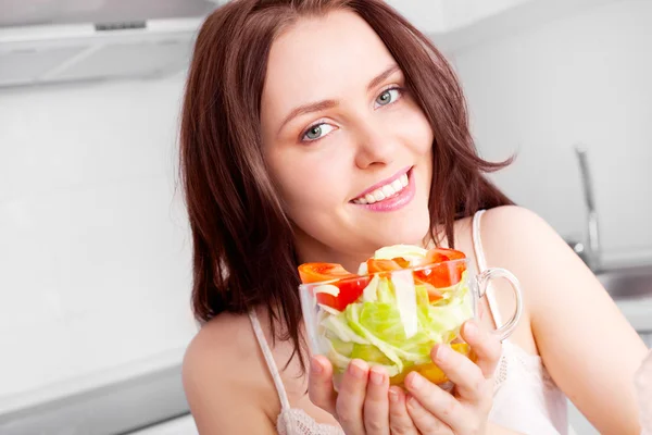 Mulher Bonita Comendo Salada Cozinha Casa — Fotografia de Stock