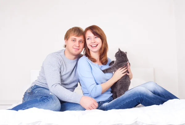 Par med en katt — Stockfoto