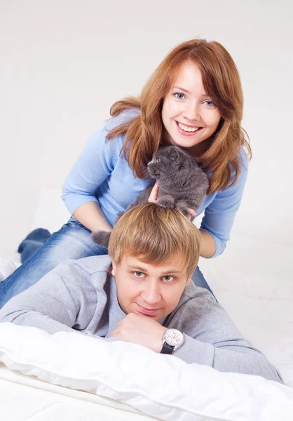 Glückliches Junges Paar Auf Dem Bett Hause Mit Seiner Katze — Stockfoto