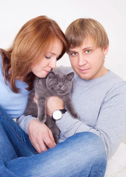 Par med en katt — Stockfoto