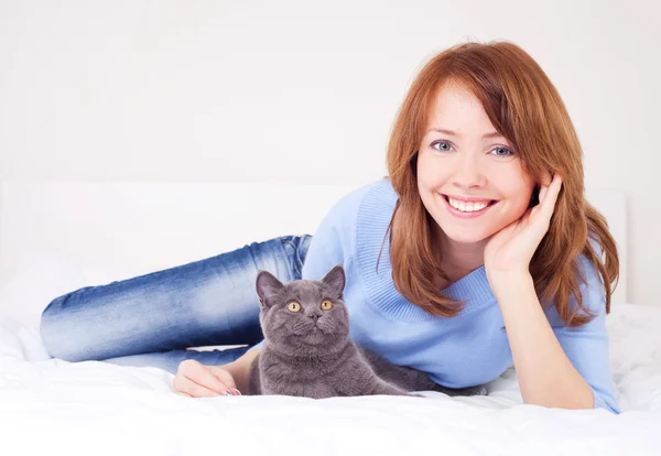 Mulher Bonita Com Seu Gato Cama Casa — Fotografia de Stock