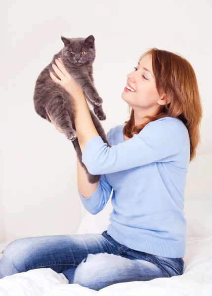 Mulher Bonita Com Seu Gato Cama Casa — Fotografia de Stock