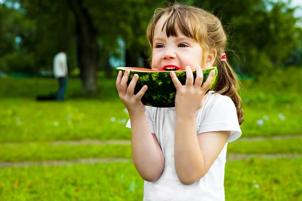 Nettes Kleines Mädchen Isst Wassermelone Sommer Auf Dem Gras — Stockfoto