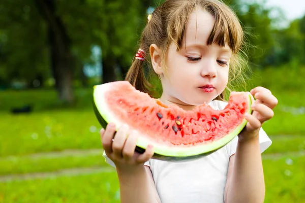 Schattig Klein Meisje Watermeloen Eten Het Gras Zomer — Stockfoto