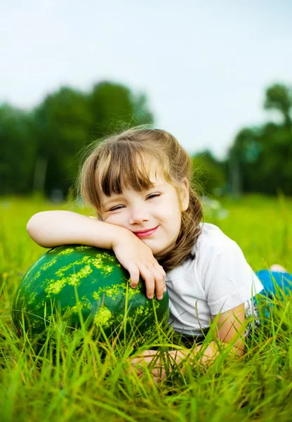 Niedliches Kleines Mädchen Mit Einer Wassermelone Auf Dem Gras Sommer — Stockfoto