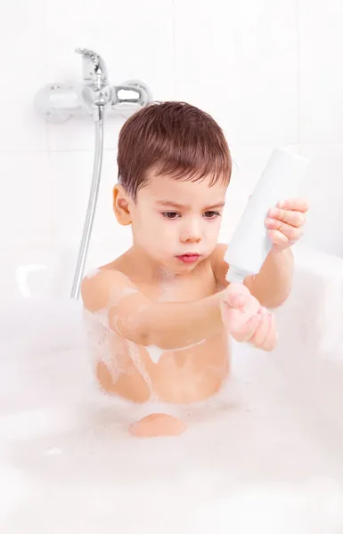 Niño tomando un baño — Foto de Stock