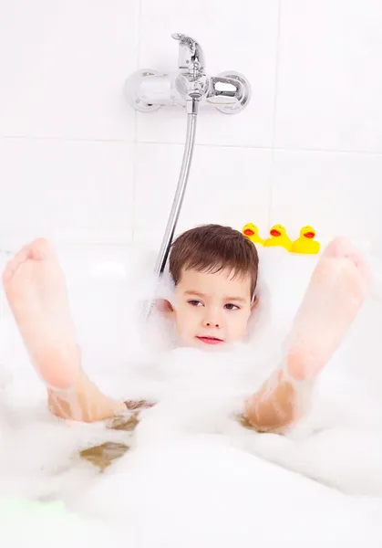 Ragazzo prendendo un bagno — Foto Stock