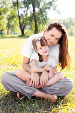 güzel genç anne ve kızı Park güneşli bir sonbahar