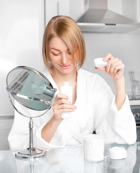 Woman using cosmetics — Stock Photo, Image