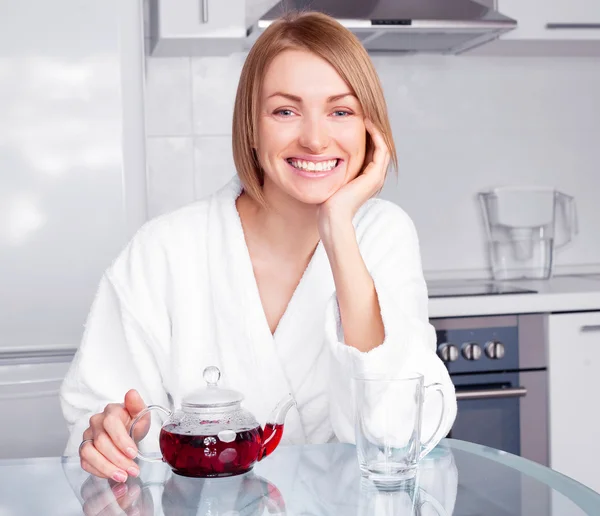 Güzel Mutlu Genç Kadın Sabah Evde Çay Içme — Stok fotoğraf