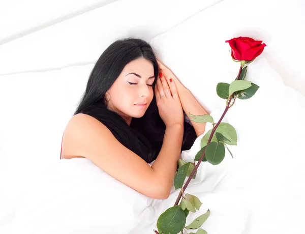 Όμορφη Μελαχρινή Γυναίκα Που Κοιμάσαι Στο Σπίτι Ένα Τριαντάφυλλο — Φωτογραφία Αρχείου