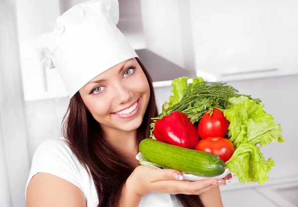 Hermosa Joven Morena Mujer Con Verduras Cocina — Foto de Stock