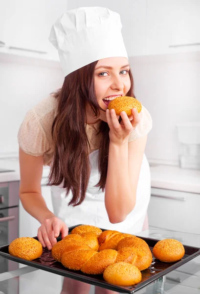 Mooie Jonge Vrouw Brood Bakken Glimlachend Keuken — Stockfoto