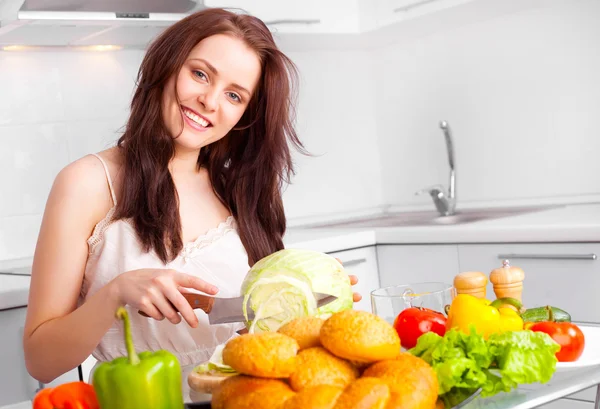 Mutlu Güzel Genç Kadın Mutfakta Yemek — Stok fotoğraf