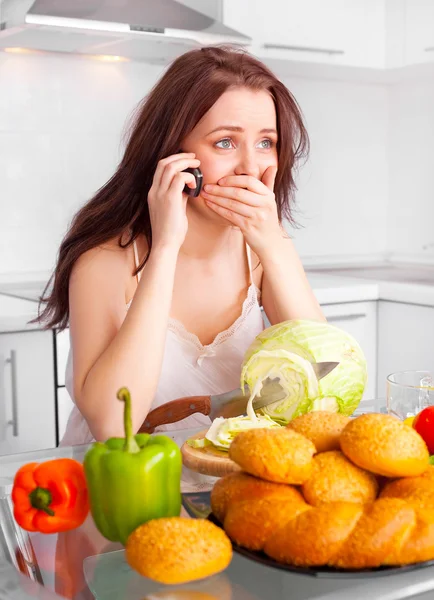 Chockad Olycklig Ung Kvinna Matlagning Köket Och Pratar Telefon — Stockfoto