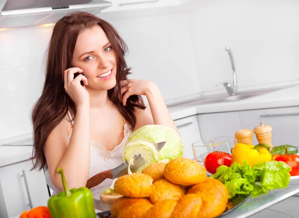 Mooie Jonge Vrouw Koken Keuken Praten Telefoon — Stockfoto