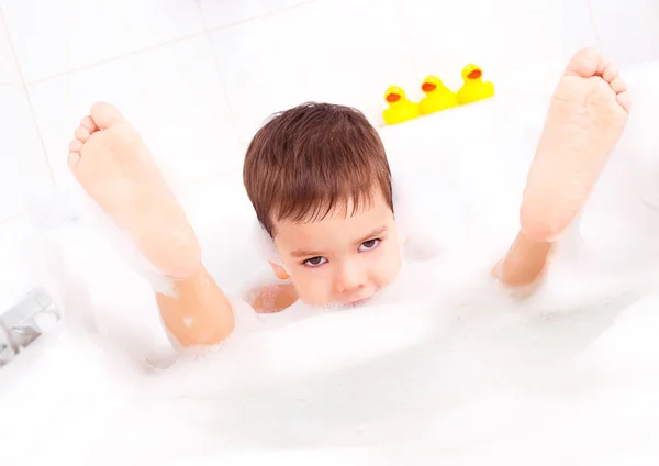 可爱四岁的男孩用泡沫轻松洗澡 — 图库照片