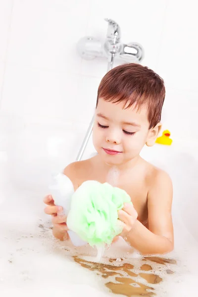 可爱四岁的男孩用泡沫洗澡放松并举行一缕和洗发水 — 图库照片