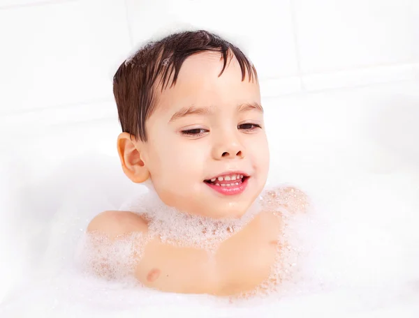 Χαριτωμένο Τεσσάρων Χρονών Αγόρι Χαλαρωτικό Μπάνιο Αφρό — Φωτογραφία Αρχείου