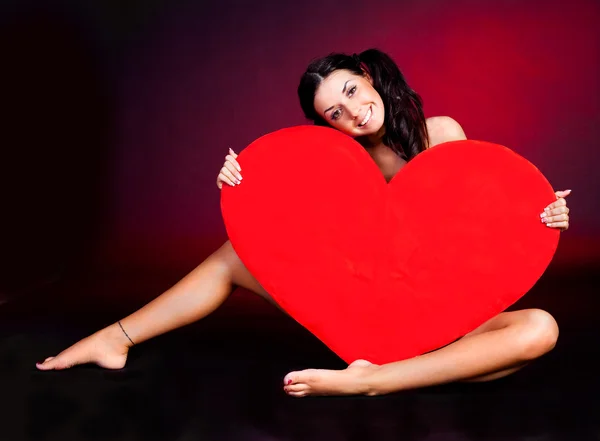 Sexy Jovem Mulher Com Sentado Chão Abraçando Grande Coração — Fotografia de Stock