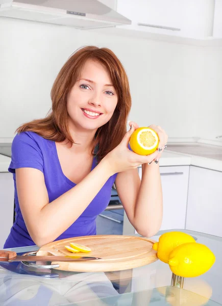 Pretty Young Woman Lemons Kitchen Home — Stock Photo, Image