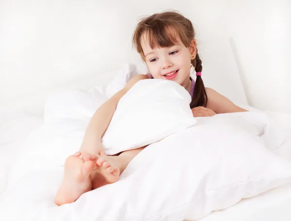 Sevimli Küçük Kız Evde Yatakta — Stok fotoğraf