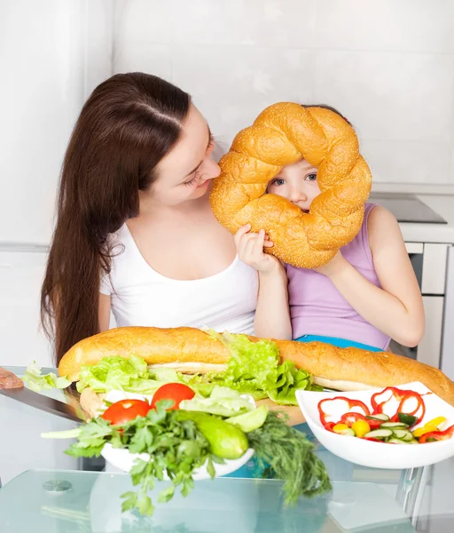 Genç Anne Beş Yaşındaki Kızını Birlikte Evde Mutfakta Yemek — Stok fotoğraf